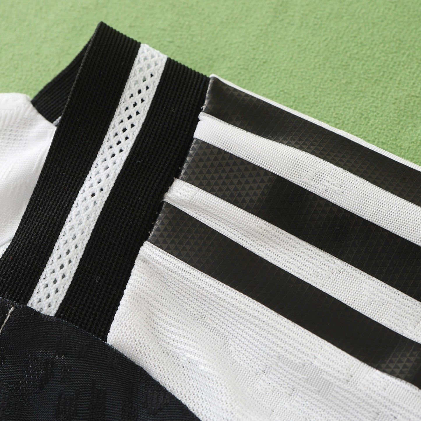 24/25 Juventus Home Player Long Sleeved- WHITE & BLACK