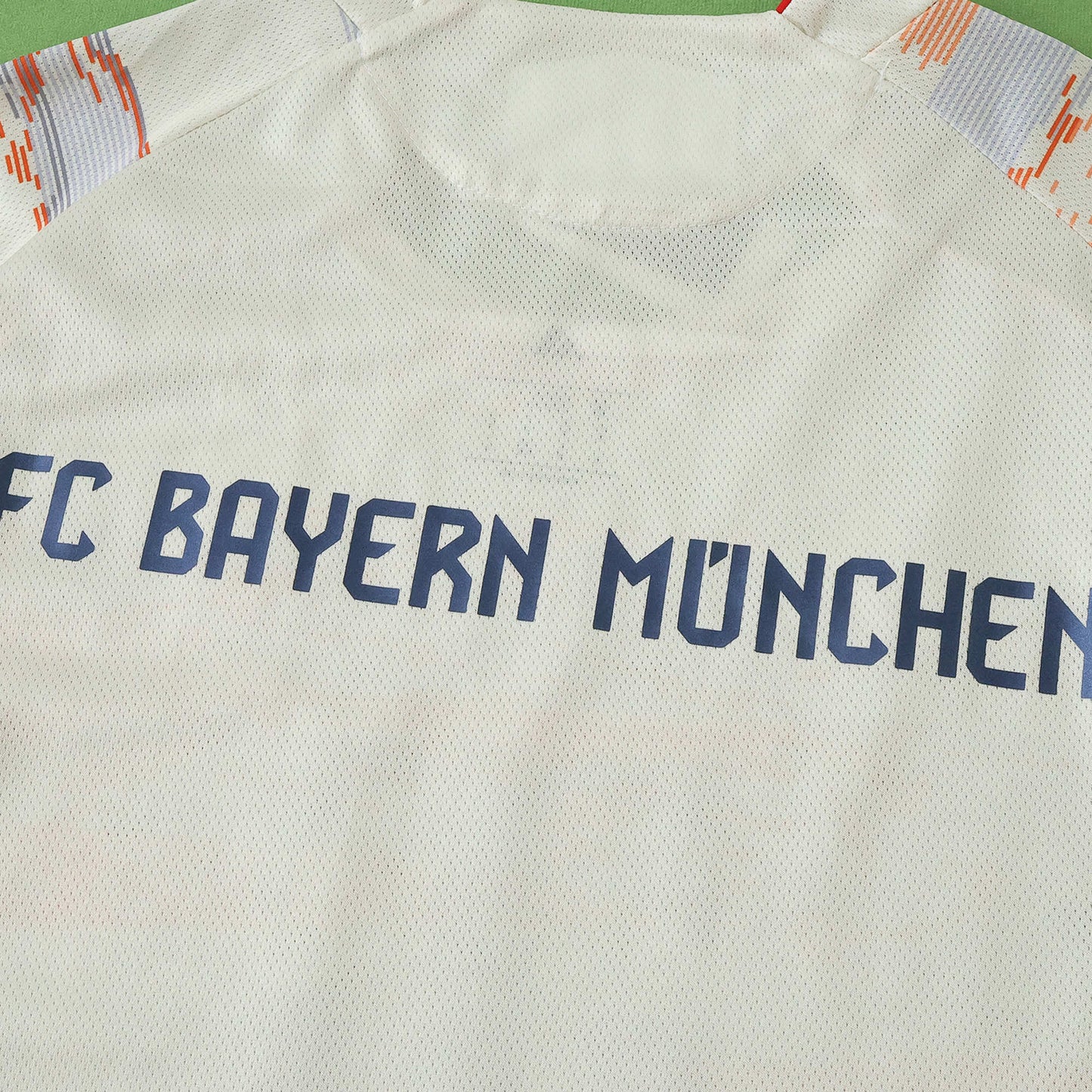 25/26 Fußball-Club Bayern München away Player TEE- CREAM