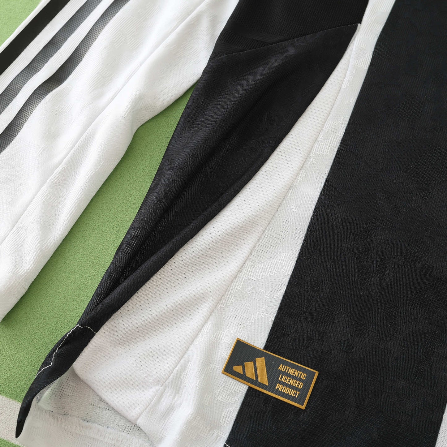 24/25 Juventus Home Player Long Sleeved- WHITE & BLACK
